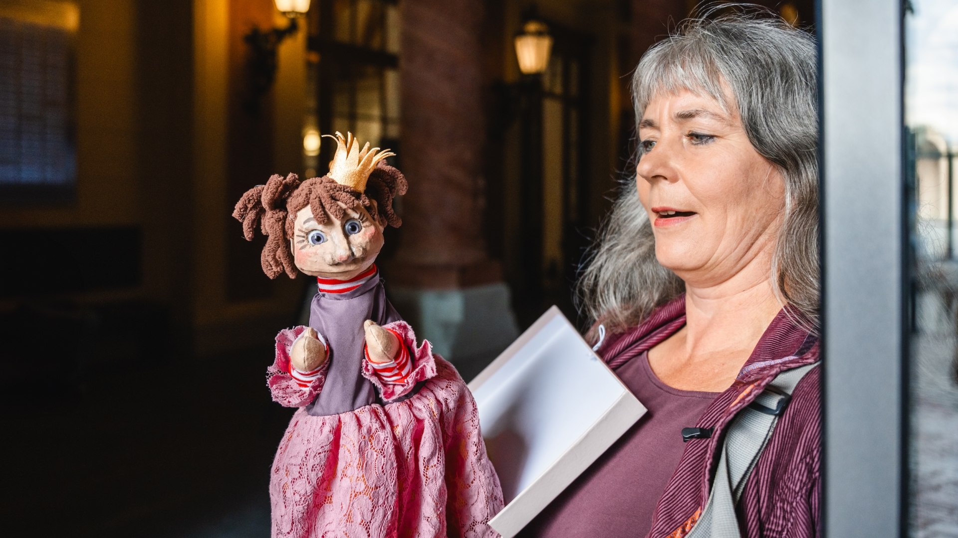 "Welcome and always come in!" Theater princess Thea is already waiting excitedly for her visitors at the entrance to Schwerin Castle, because she has a lot to tell., © TMV/Gross