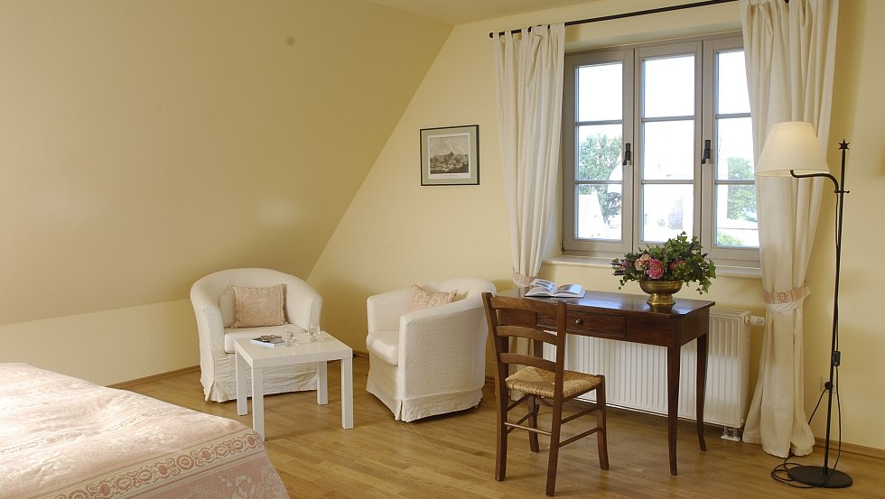 Our homely double room with castle view, © Schloss Ulrichshusen