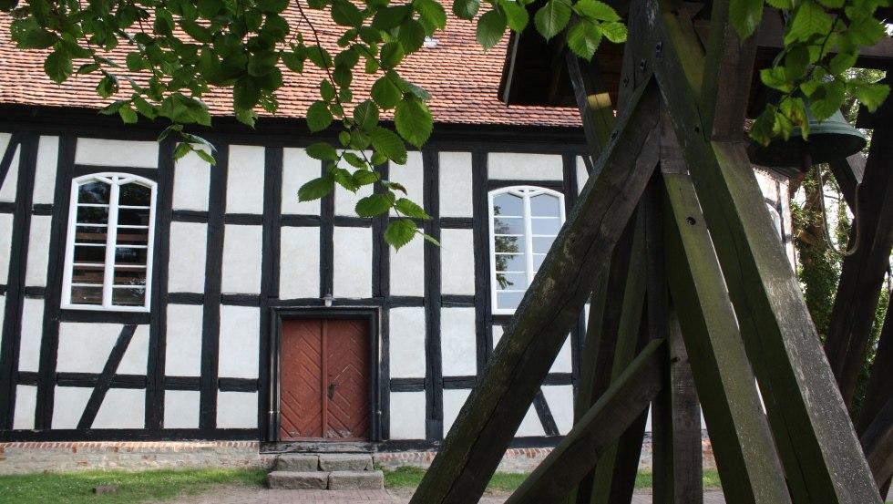 Bell cage at the church in Priepert, © Mecklenburgische Kleinseenplatte Touristik GmbH