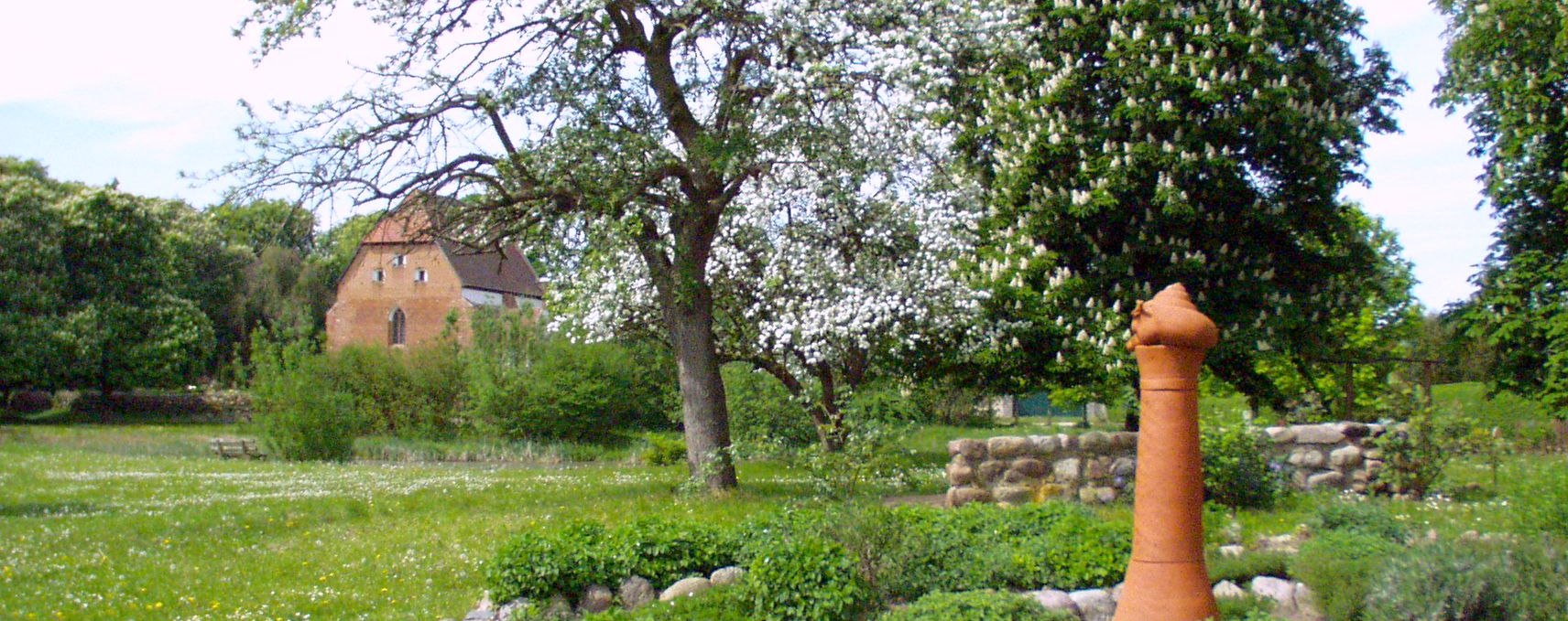 Herb snail and rose garden in the meadow park, © Förderverein der Heimat- und Kulturpflege Walkendorf