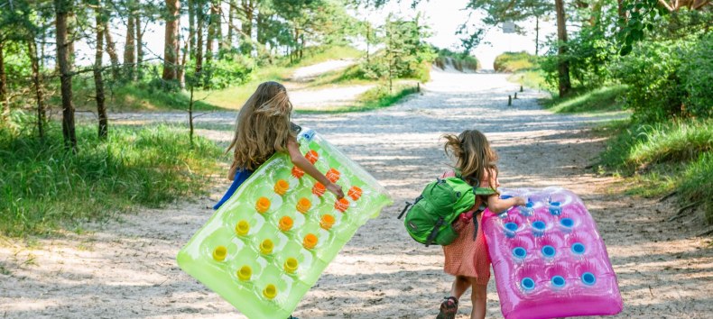 Baltic Sea with air mattresses: Josi and Luna on Usedom beach., © TMV/Tiemann