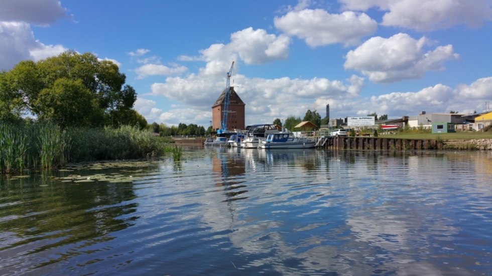 View of the marina and the warehouse, © Lübzer Bootspension