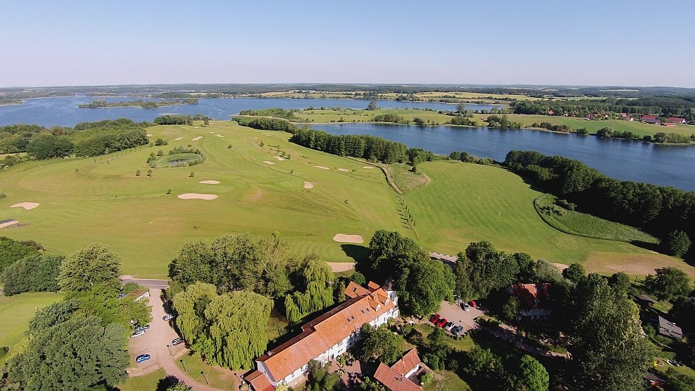 A bird's eye view of the idyllic Golfhotel Serrahn on Lake Krakow, © Van der Valk Golfclub Serrahn