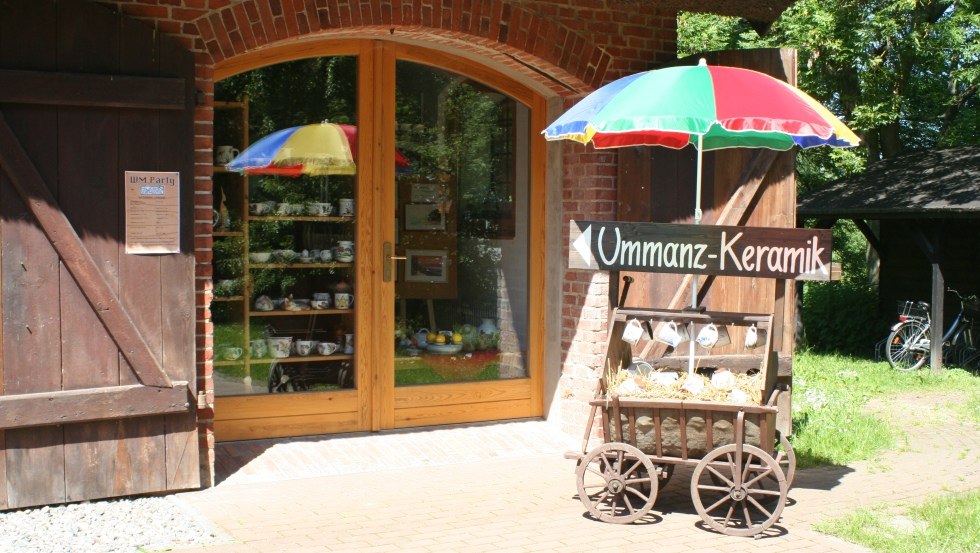 The hand cart loaded with ceramics shows the way to the pottery store, © Ummanz-Keramik/Schmorell