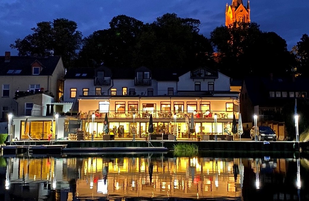 The view of the house at dusk, © Deutsches Haus