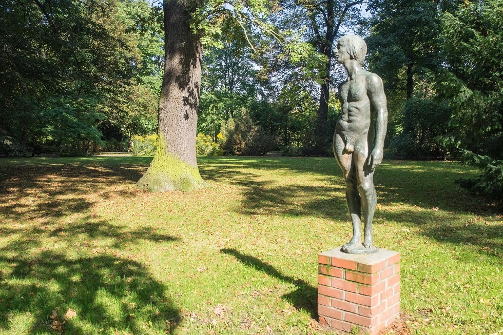 Bronze boy (sculpture by sculptor Horst Brühmann), © Frank Burger