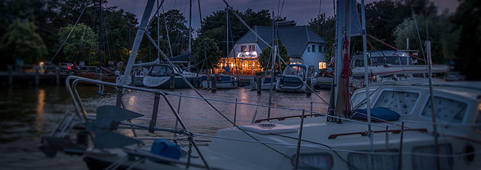 Räucherhaus Ahrenshoop at night, © Peter von Stamm