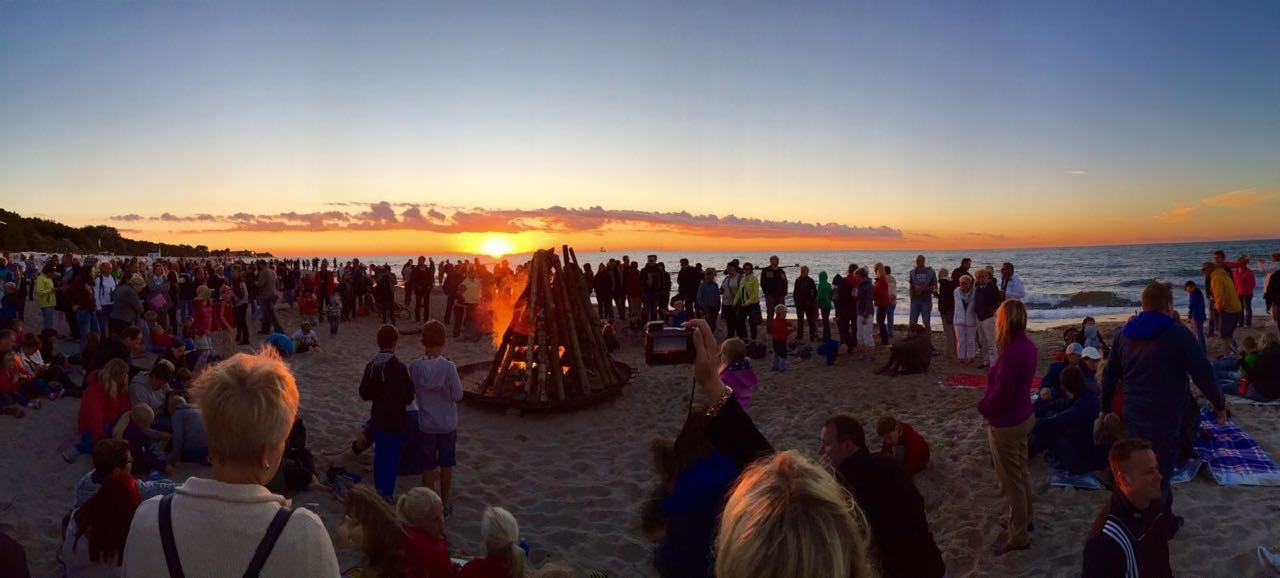 Every Tuesday in the season: bonfire on the beach with live music, © Beach House Kühlungsborn