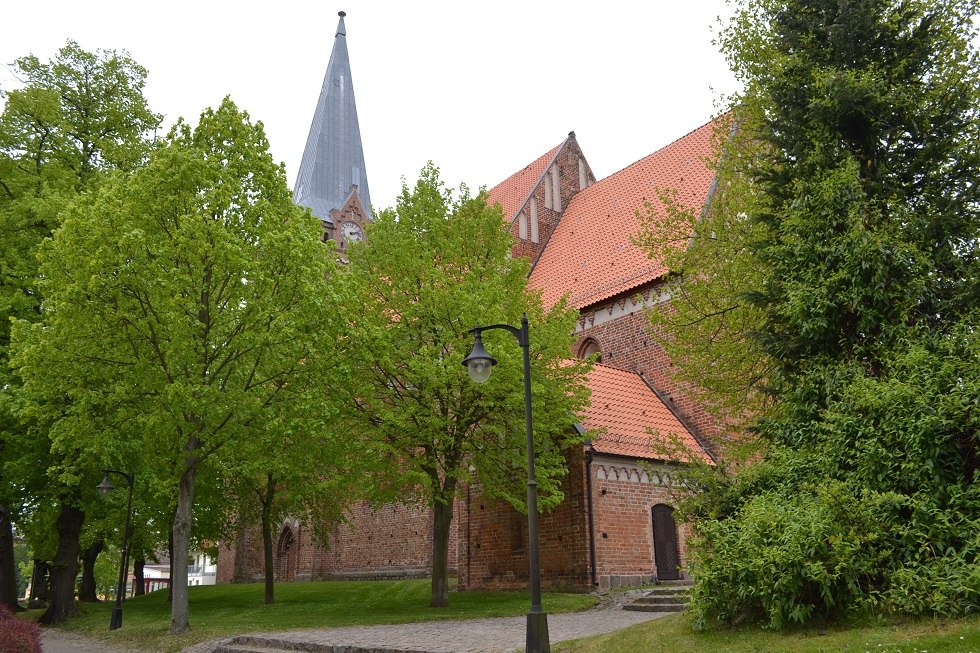 South side of the church with circular path in the green of the trees., © Lutz Werner