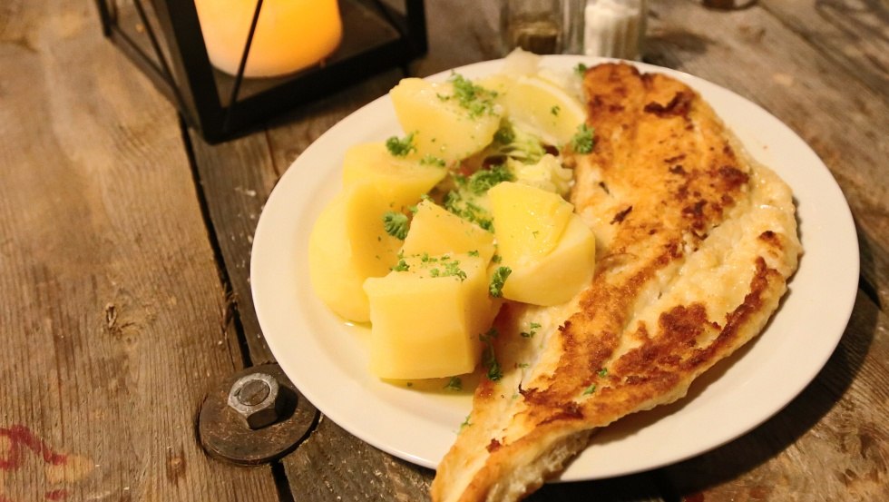 Classic fish fry: cod fillet with boiled potatoes, © F&F Fisch und Feinkost GmbH