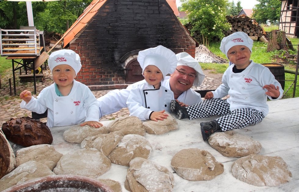 Children can try their hand at baking, © Freilichtmuseum Klockenhagen