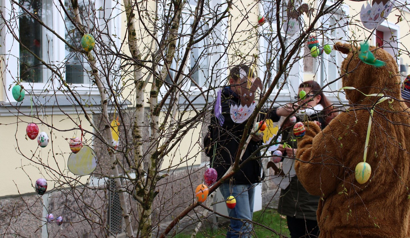 Easter tree decorating, © TZRW