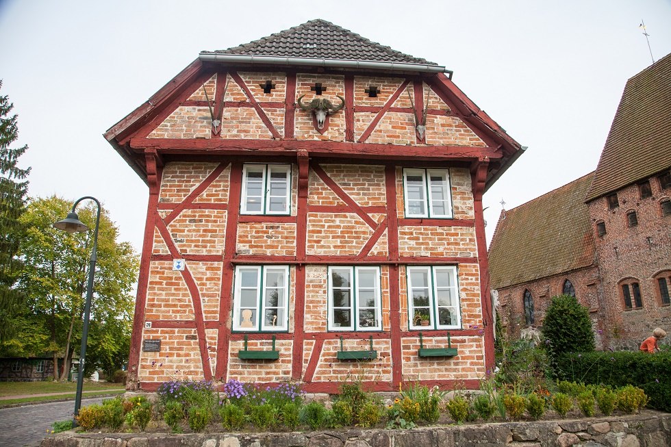 The historic building is now occupied by a family., © Frank Burger