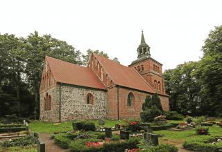 Side view of the church and cemetery, © TMV/Gohlke