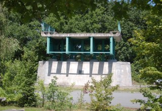 The bridge monument is located east of the Elbe River., © Gabriele Skorupski