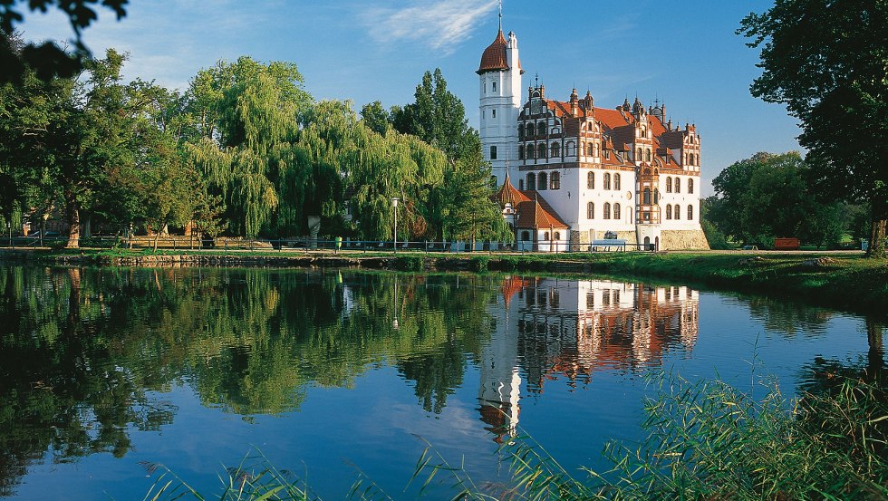 The impressive Castle Basedow is located directly at the Malchin Lake in the Mecklenburg Lake District., © TMV/Grundner