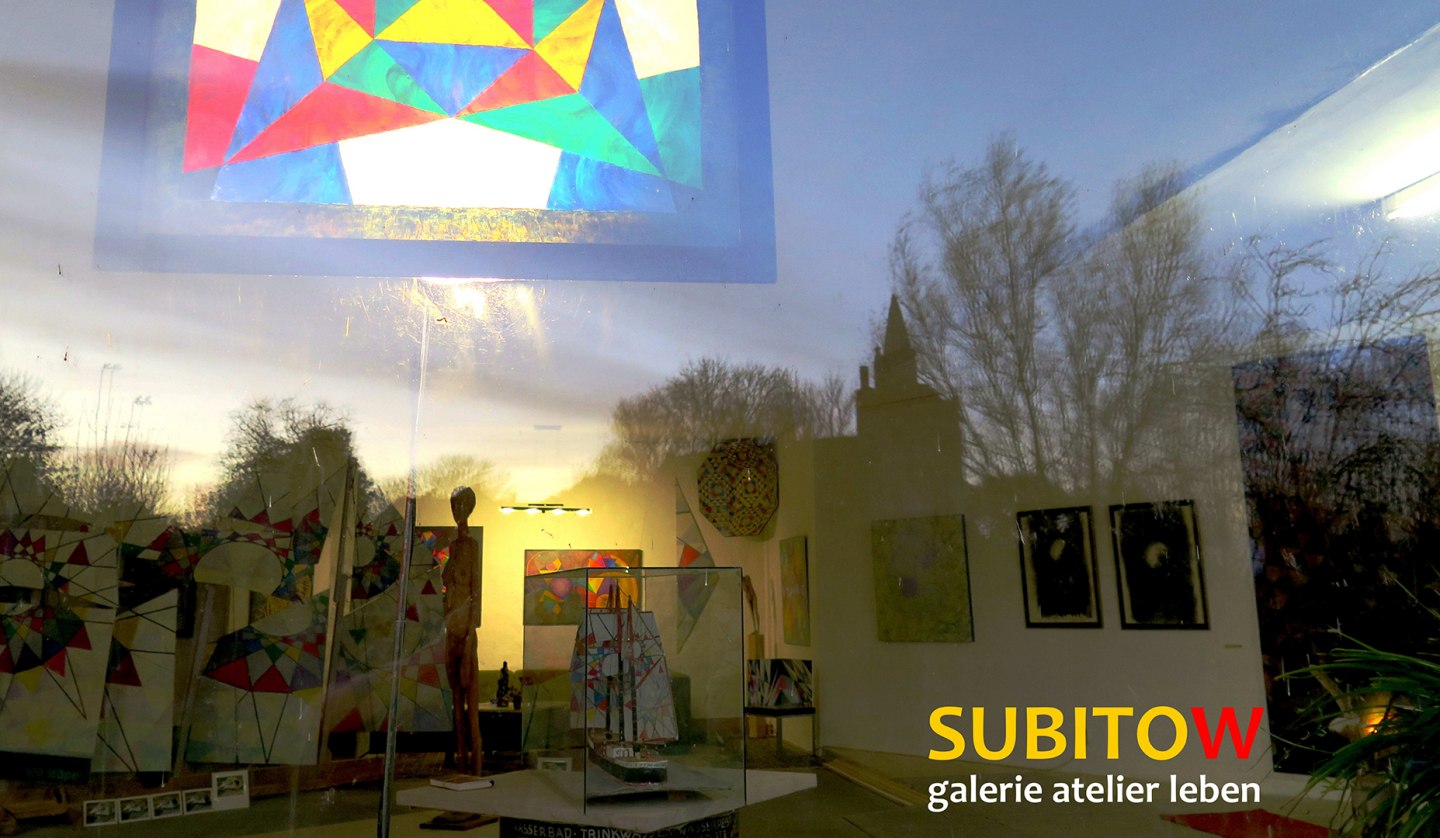 View through the window of the Subitow Gallery at dusk, © Klaus Böllhoff