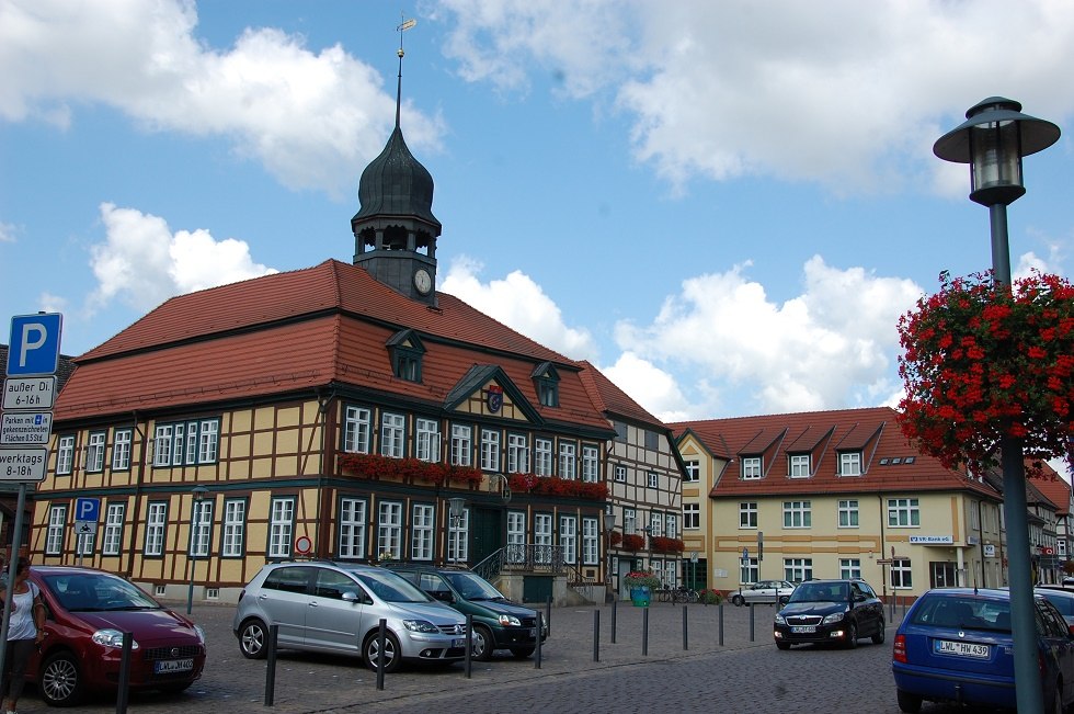 The Grabower town hall stands representatively in the center of the half-timbered town., © Gabriele Skorupski