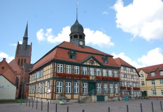 The Grabower town hall stands representatively in the center of the half-timbered town., © Gabriele Skorupski