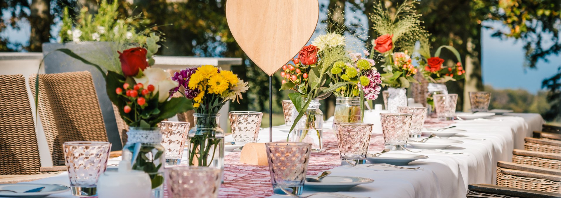 Festive wedding table in Ranzow castle park, © Schloss Ranzow / FotoArt Mirko Boy