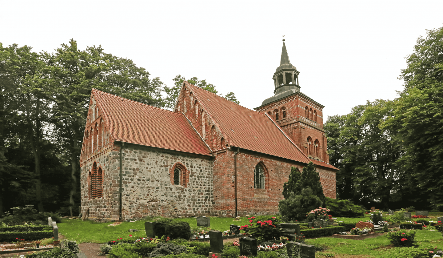 Side view of the church and cemetery, © TMV/Gohlke