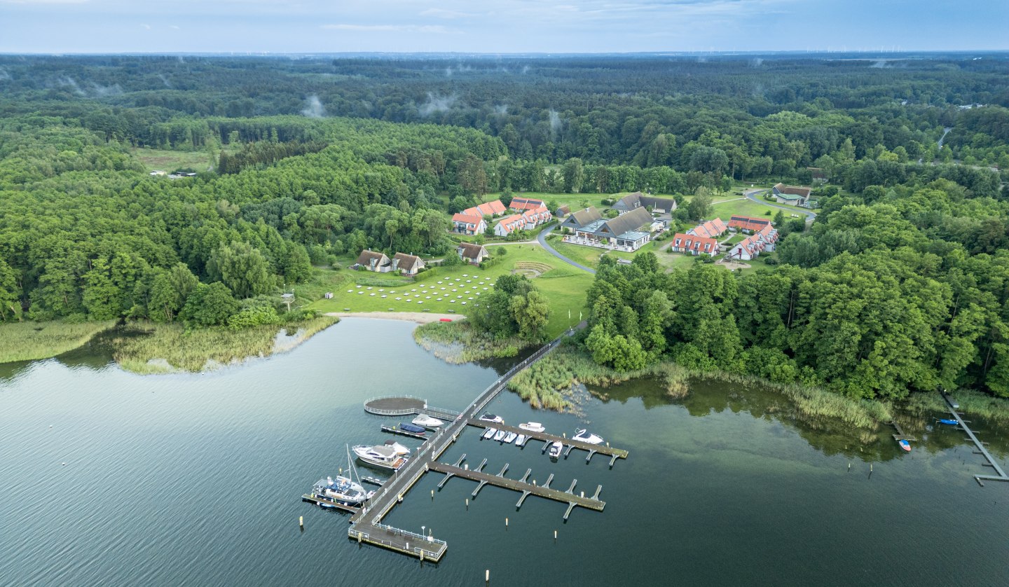 2024-05-BEECH-Plau-Drohne-Luftaufnahme-Bootssteg-Resort-im-Hintergrund, © BEECH Resort Plauer See