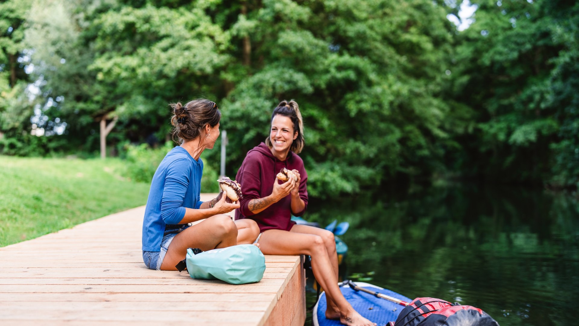 A fresh fish sandwich on the way is a must! The Müritz fisherman has his stall right on the bank of the Bolter Canal., © TMV/Gross