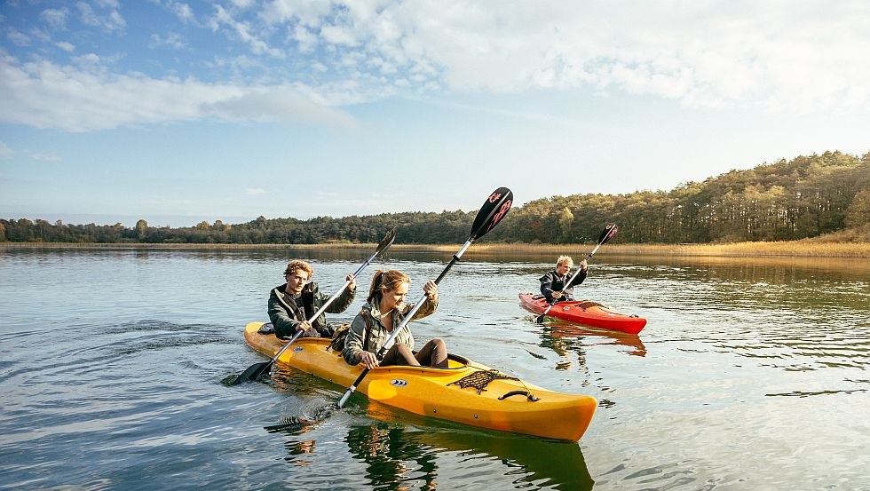 Enjoy the nature with the kayak in the Feldberg lake landscape, © TMV/Roth