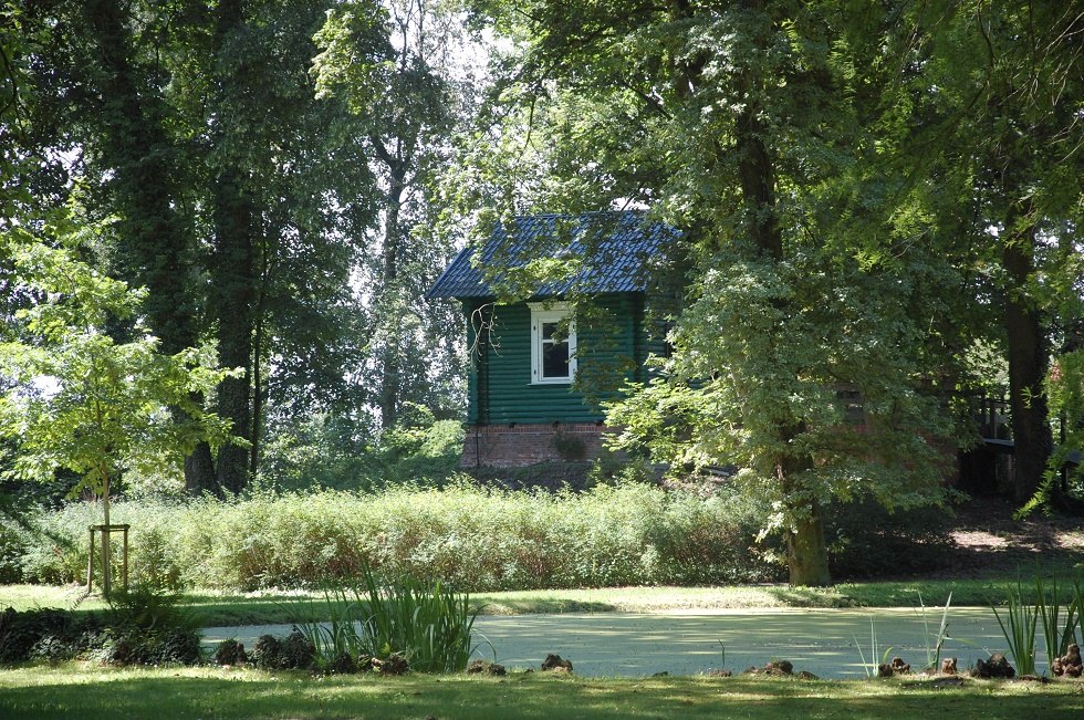 Idyllically in the shade of old trees lies a small hut., © Gabriele Skorupski