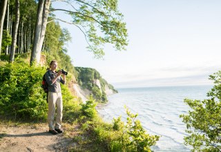 In harmony with nature: a journey of discovery along the high shore trail in the majestic Jasmund National Park, surrounded by the imposing chalk cliffs., © TMV/Roth