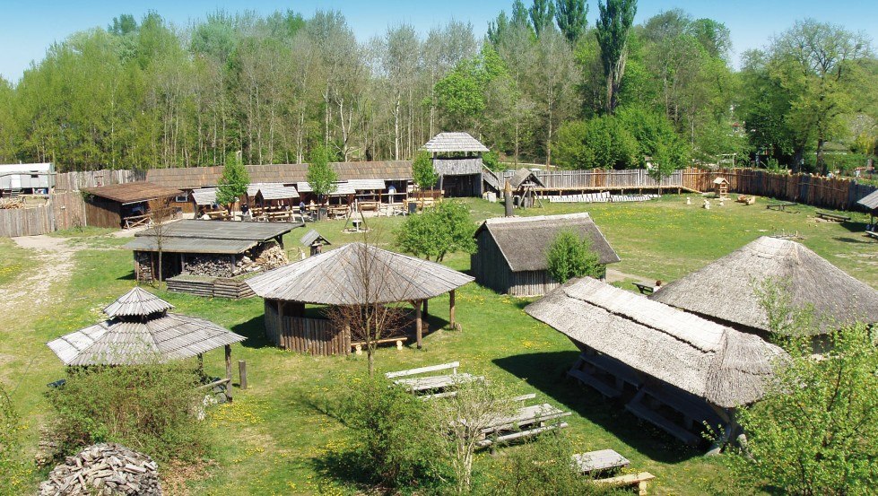 Watch ancient crafts being practiced or try them out for yourself - in the Slavic Village of Neustrelitz this is possible, © TMV/Liske