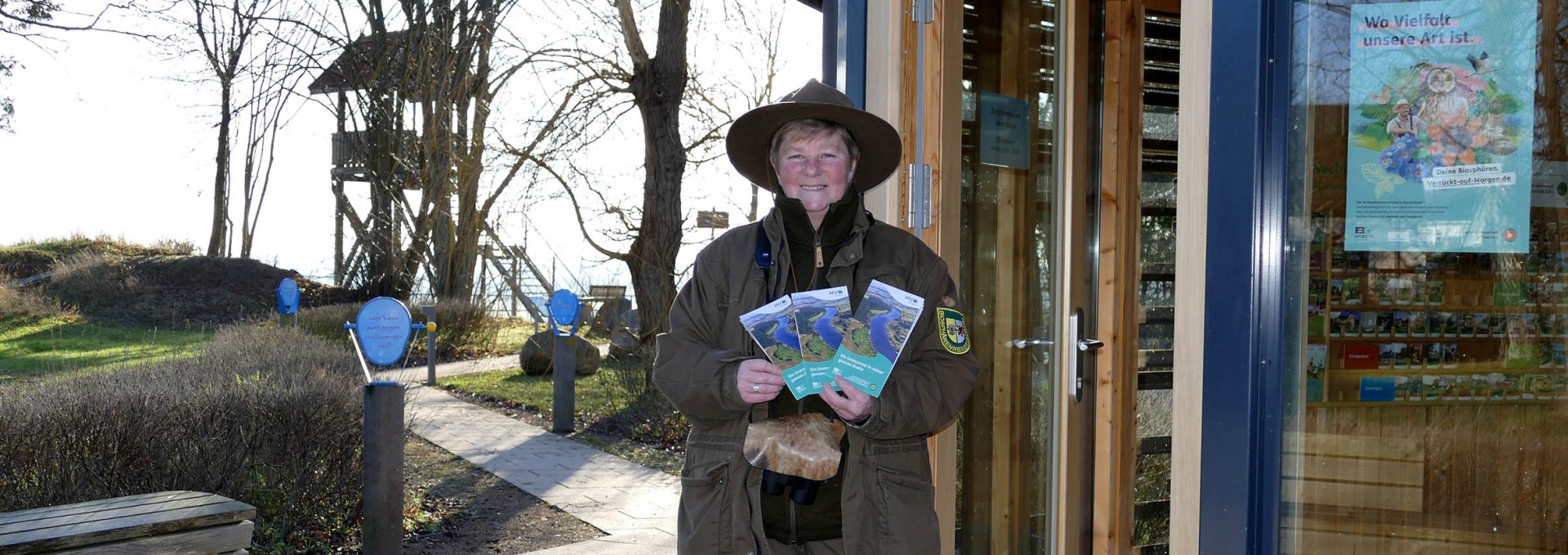 Ranger Renate Colell at the information pavilion in front of the Elwkieker observation tower., © Biosphärenreservatsamt Schaalsee-Elbe