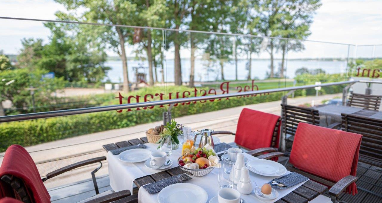 Breakfast on the terrace overlooking the water - a fantastic Müritz view, © Hotel Kleines Meer