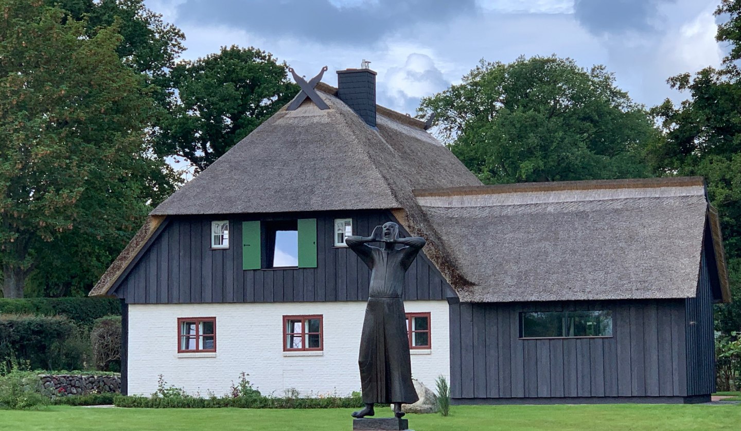 Gerhard Marcks House 2019 with bronze sculpture "The Caller", cast of the sculpture by Gerhard Marcks, © Torsten Frühauf