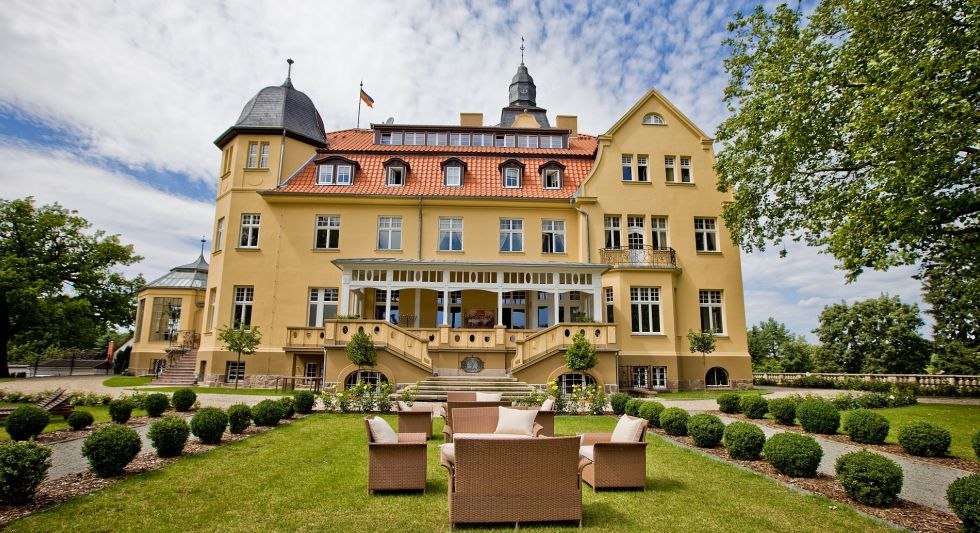 Experience the view of the park and the Schlosshotel Wendorf for yourself and in person, © Grand Hotel Schloss Wendorf