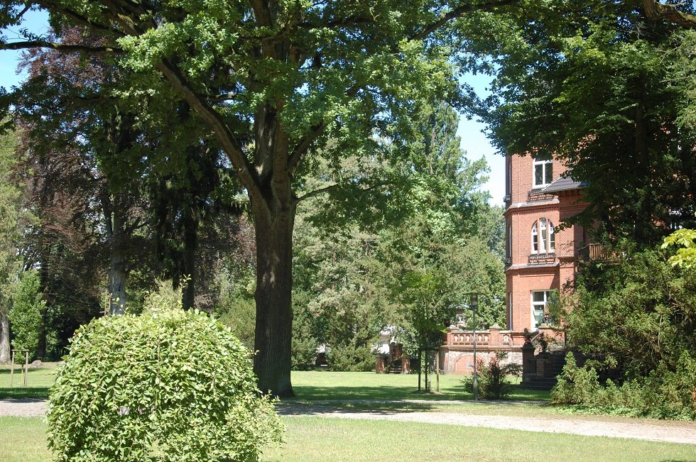 Impressively rises the columned stile oak to the left of the villa., © Gabriele Skorupski