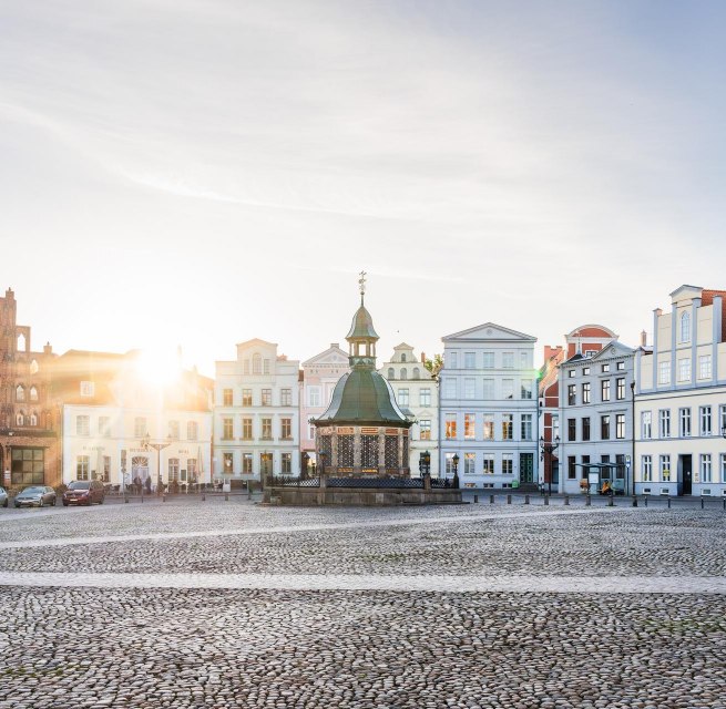 Market square with water art in the Hanseatic City of Wismar at sunrise, © TMV/Gross