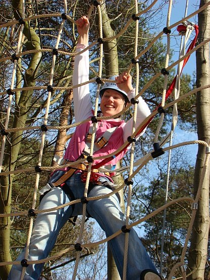 A station in the ropes course: The climbing net, © Angelika Häusler, Seilgarten Prora KG