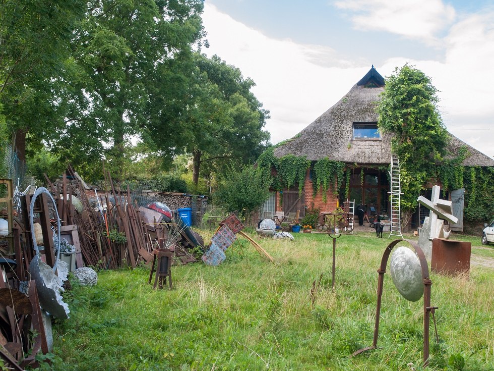 Cane roof house with artwork in the foreground, © Frank Burger