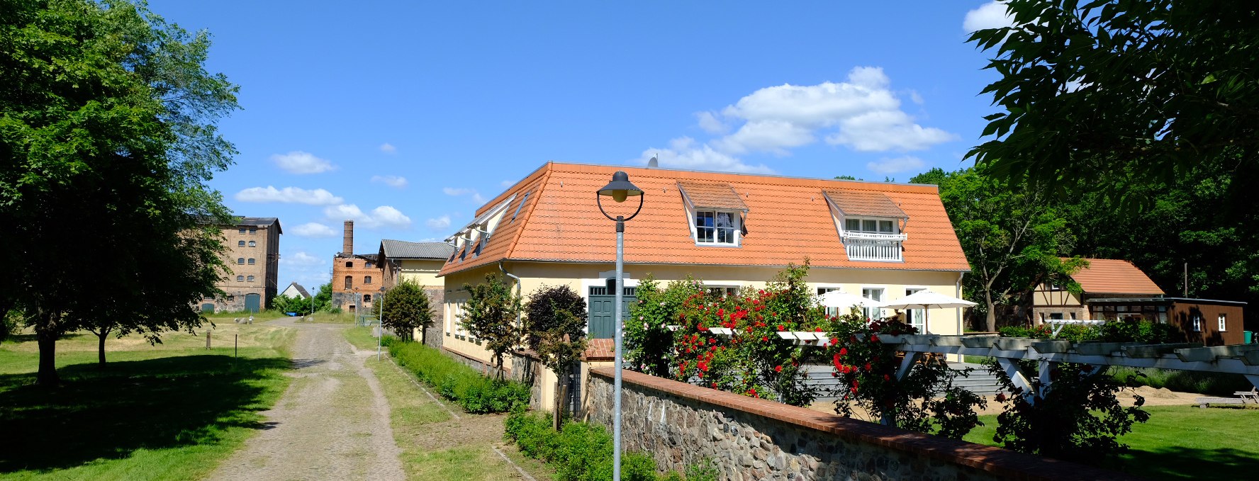 View of the manor buildings, © Rittergut Damerow / Lars Schönherr Fotografie