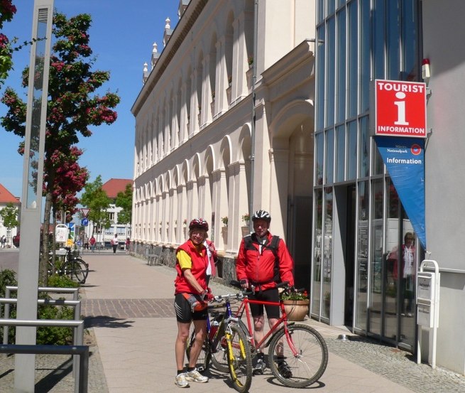 Cyclists at the tourist information office, © Stadt Neustrelitz