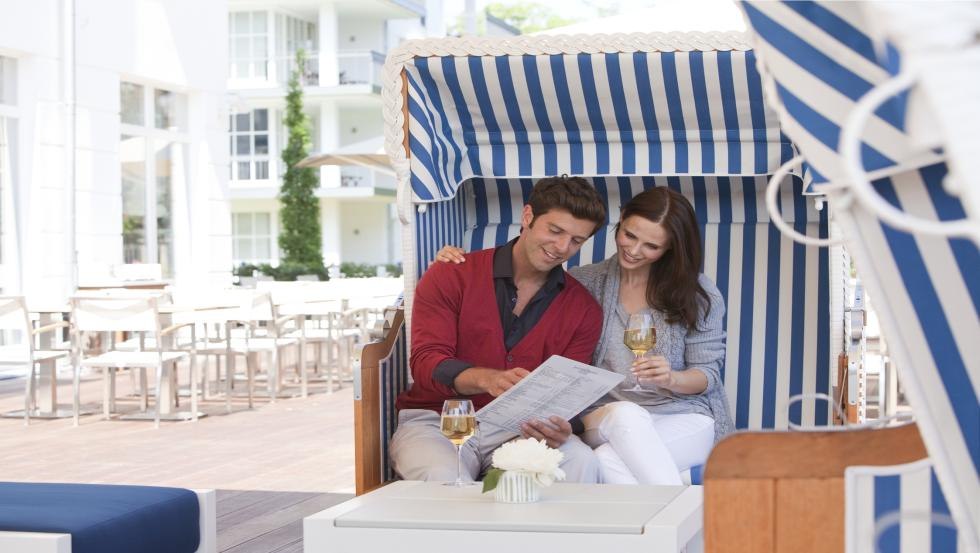 Couple on the terrace of the promenade bistro Waterfront, © Steigenberger Heringsdorf