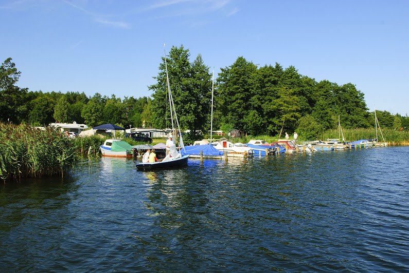 The idyllic campsite is located directly on Lake Krakow., © Frank Eilrich