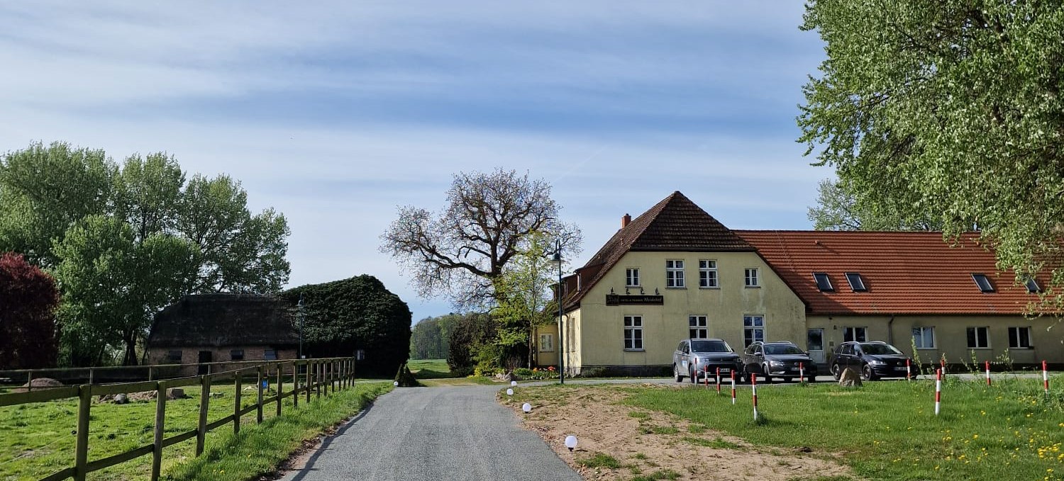 Driveway and view of the manor house., © Gut Weidehof