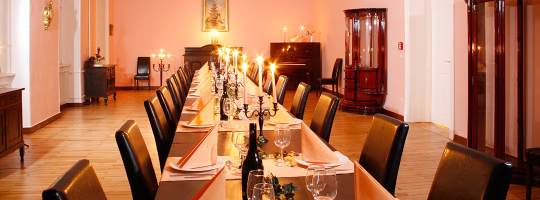 Long festive table in the manor house Groß Markow, © Gutshaus Groß Markow