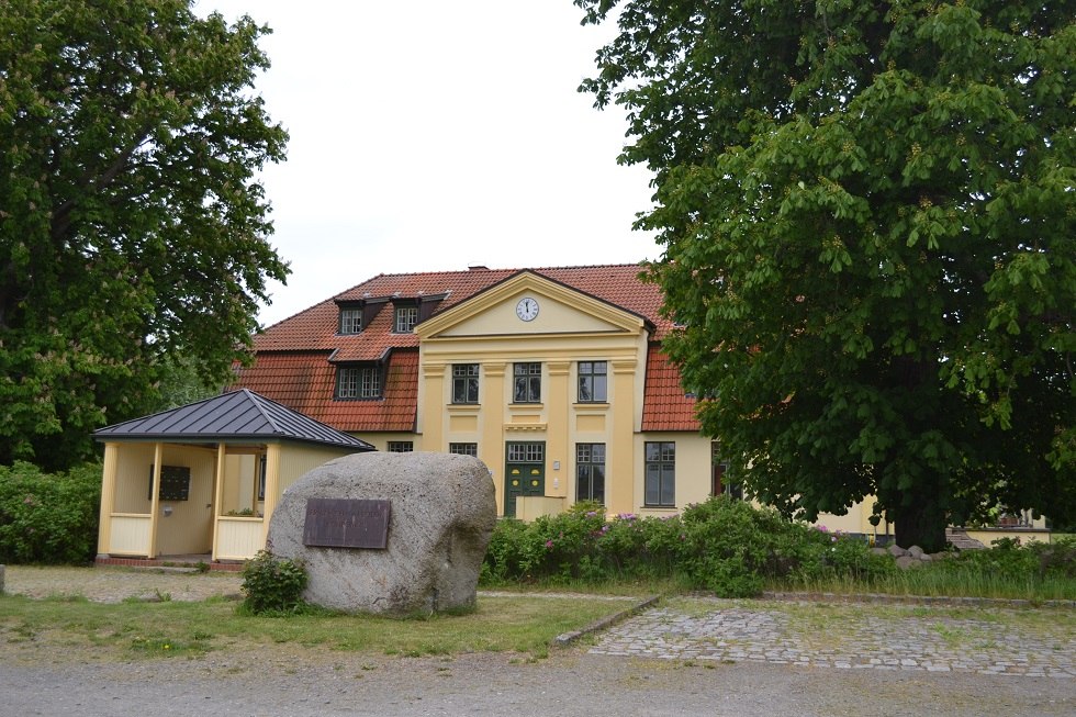 Frontal view of the manor house with memorial stone for the composer Friedrich von Flotow., © Lutz Werner