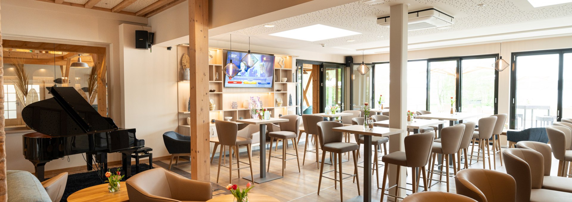 2024-05-BEECH-Plau-Bar-Ankerplatz-innen-Lobby-Fluegel, © BEECH Resort Plauer See