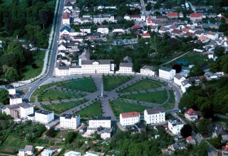 Circus Putbus is surrounded by white classicist buildings in the traffic circle. In the center stands the 19 m high obelisk., © Tourismuszentrale Rügen