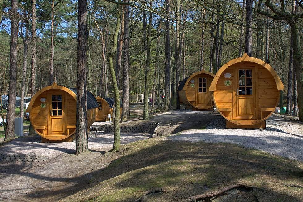 The sleeping barrels at the Pommernland campsite under trees on the island of Usedom, © A. Beggerow