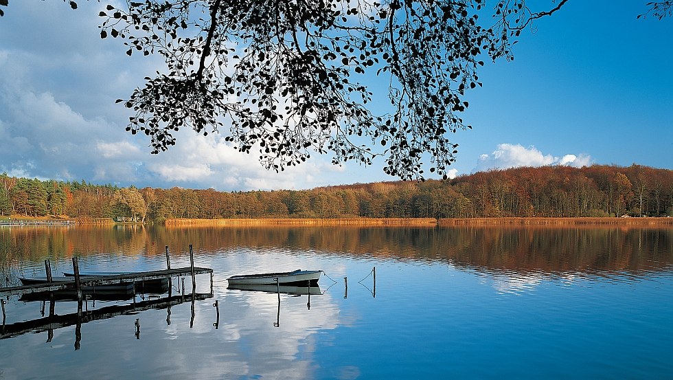 The landscape is reflected picturesquely in Lake Neukloster, © TMV/Grundner